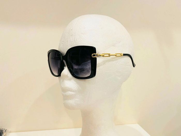 Lunette de soleil femme noire rectangulaire bras en chaîne dorée UV protection catégorie 3 - photo numéro 9