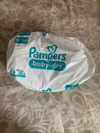 53 couches Pampers baby-dry taille 4