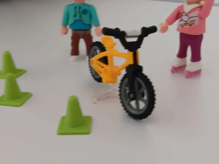 Enfants qui jouent playmobil - photo numéro 7