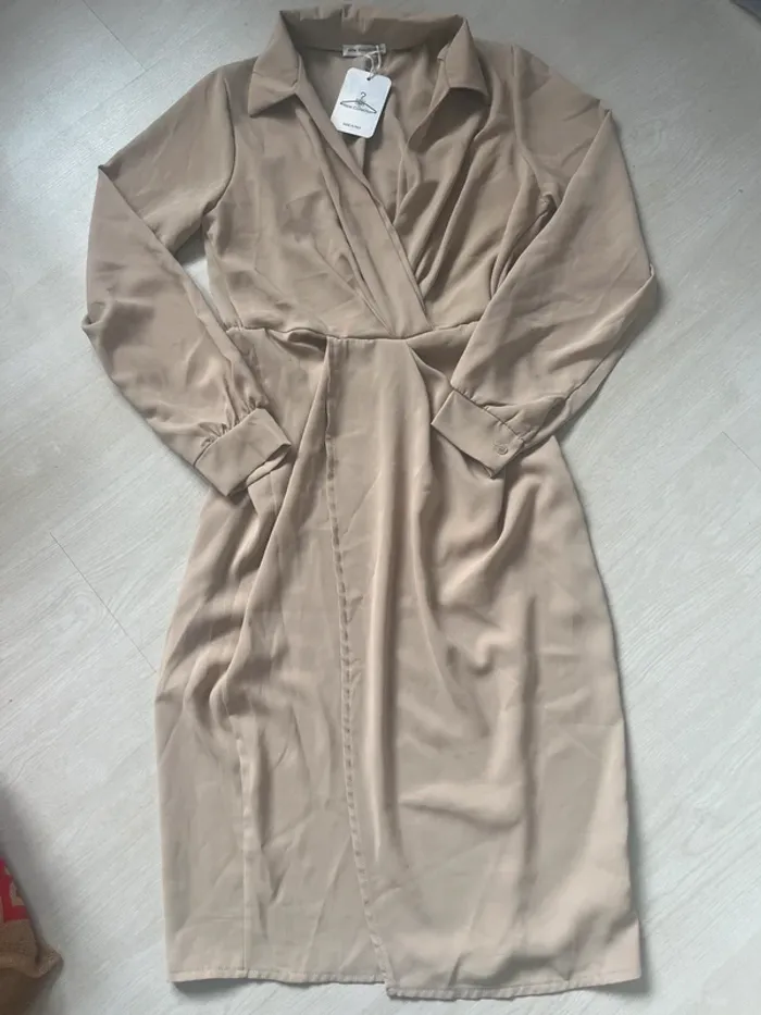 Robe chemisier portefeuille beige – New Collection