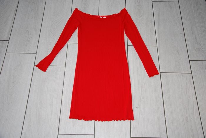 robe rouge ajustée épaules dégagées H&M M noël