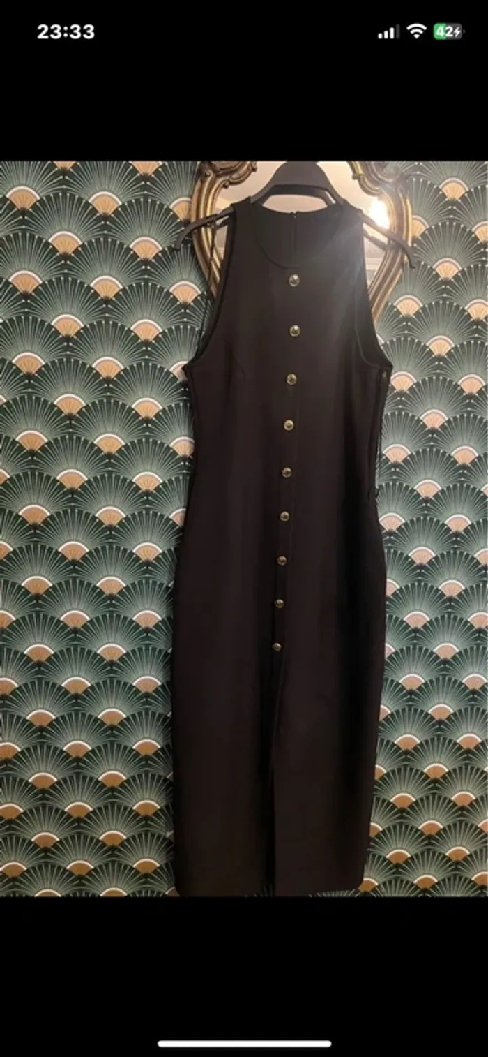 Robe noire Zara bouton doré, collection été 2025 - photo numéro 4