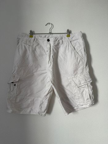 Short blanc napapijri en très bon état taille 46