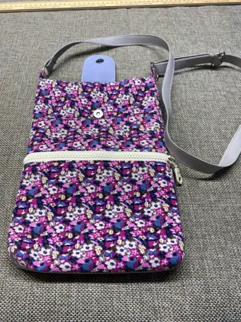 Petit sac à bandoulière et sa pochette à lunettes