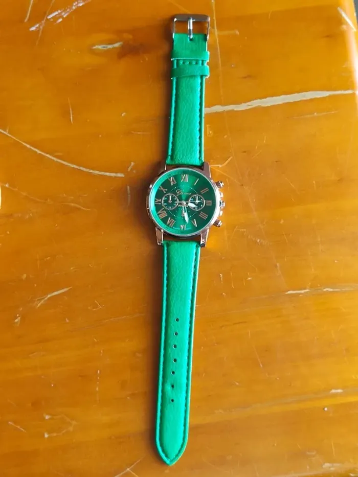 Montre verte pomme, légère, élégante - photo numéro 3