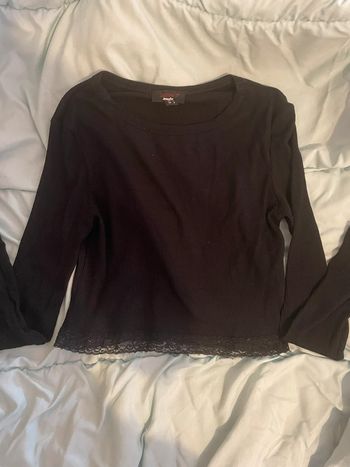 Top court noir à dentelle – basique chic 🌸
