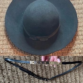 Chapeau feutrine + Ceinture fine studs 105 cm