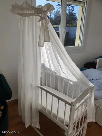 Magnifique berceau avec le baldachin