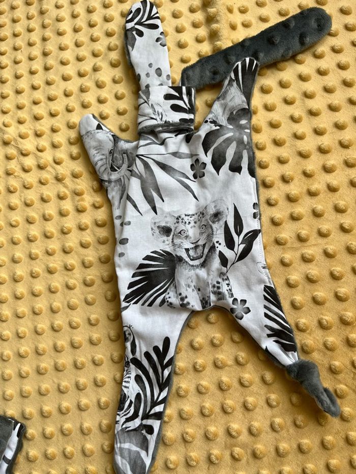 Doudou lapin neuf brodé