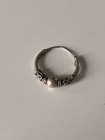 Une boucle d’oreille vintage