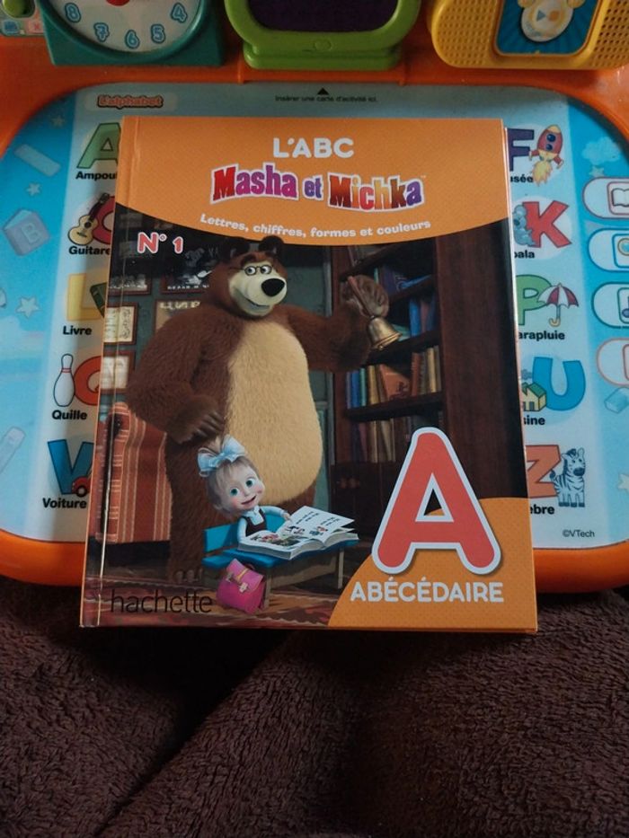 L'ABC Masha et michka lettre A