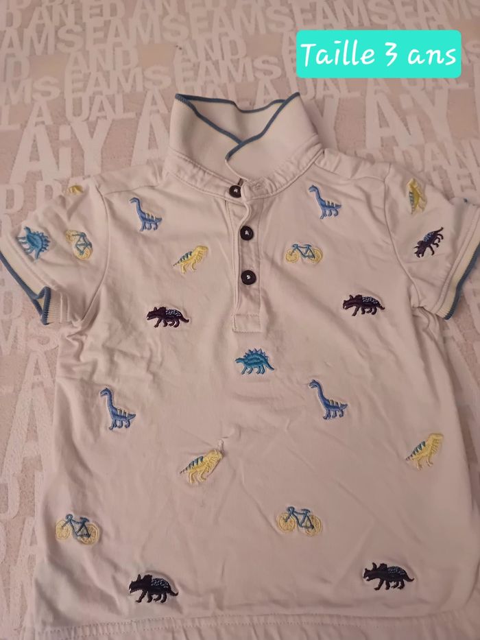 Tee-shirt avec col "dinosaures" en 3 ans