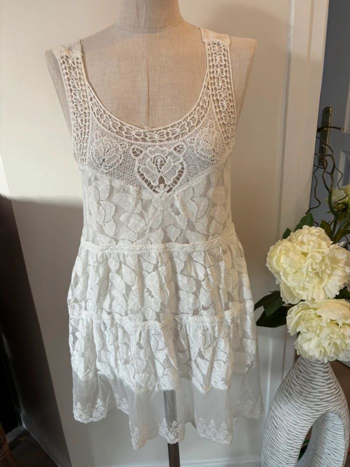 Robe broderie T36