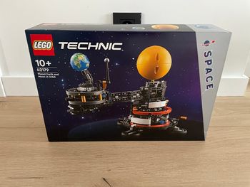 Lego Technic 42179 La planète Terre et la Lune en orbite