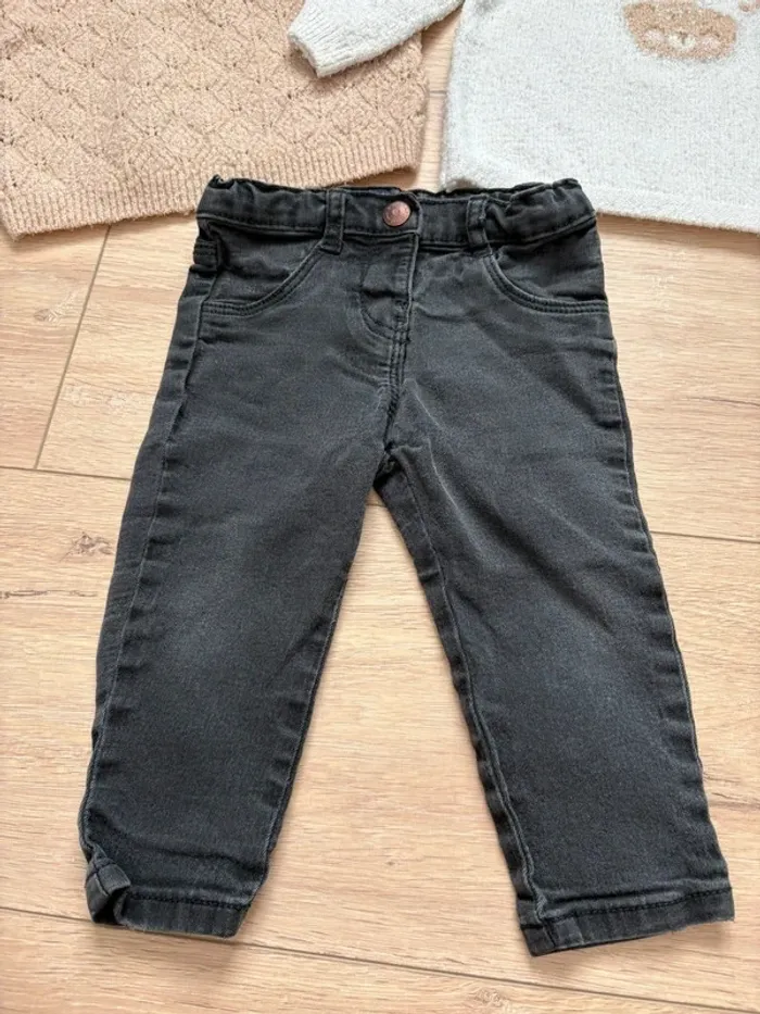 Lot jean réglable et 2 pulls Kiabi hiver Rennes Noël  12 mois - photo numéro 2