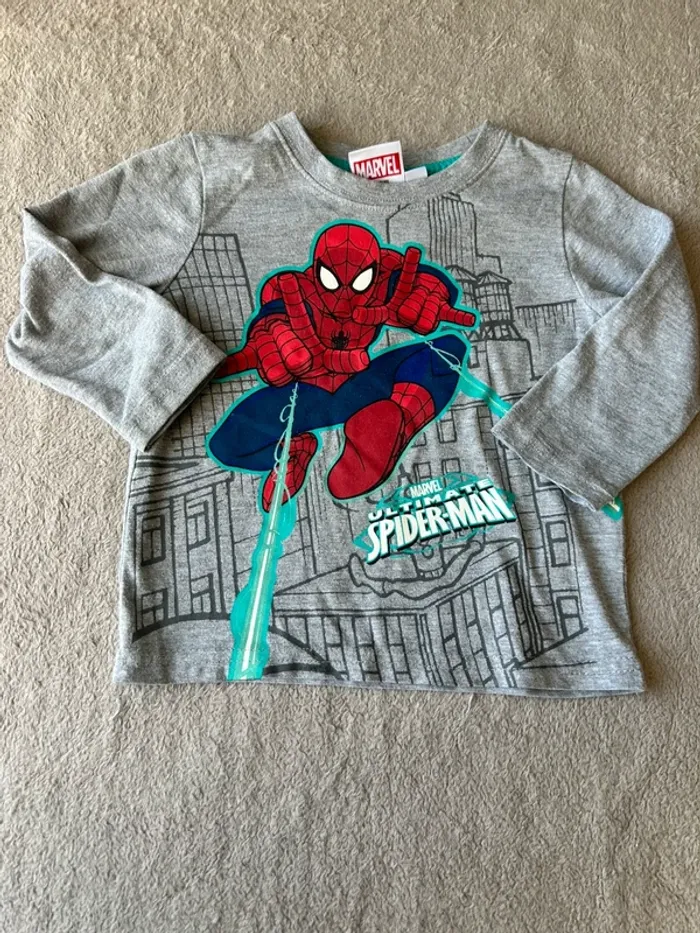 Pulls Spiderman