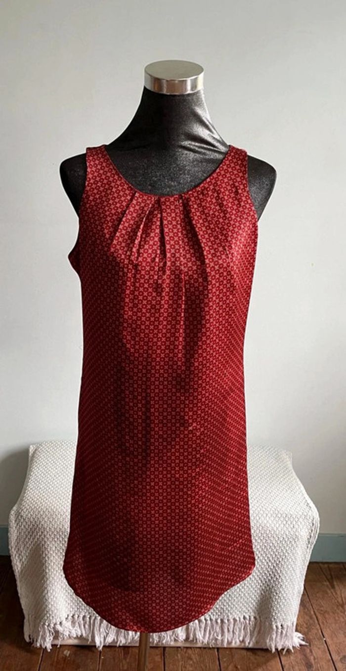 Belle robe droite en satin Camaïeu.