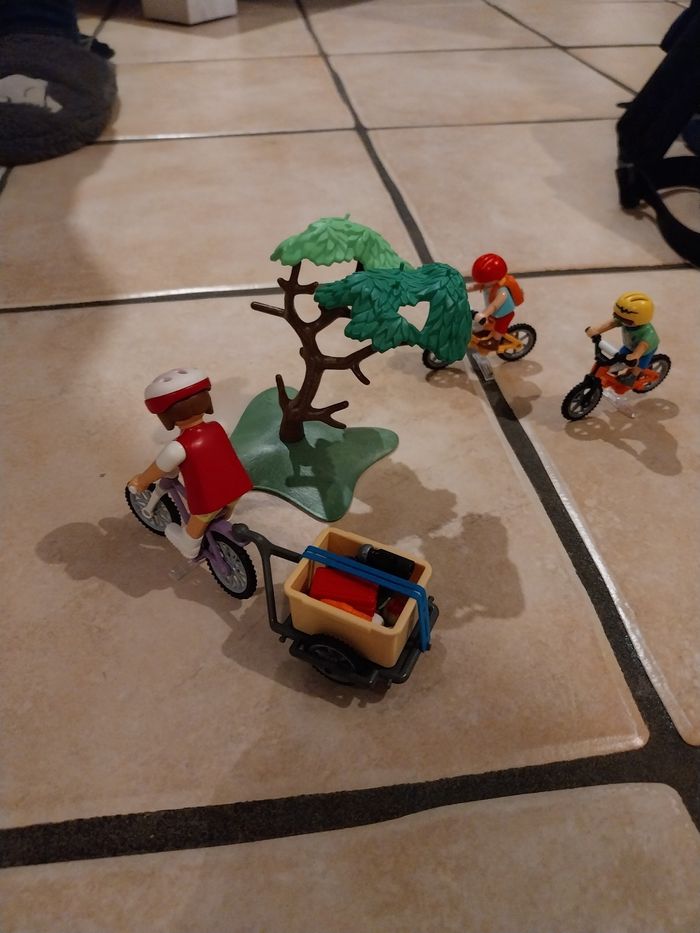 Playmobil 71426 family fun vacanciers et vélo - photo numéro 3