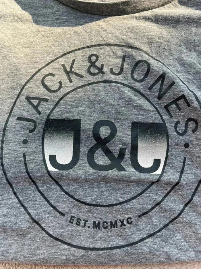 T shirt 12 ans jack et Jones bon état - photo numéro 3