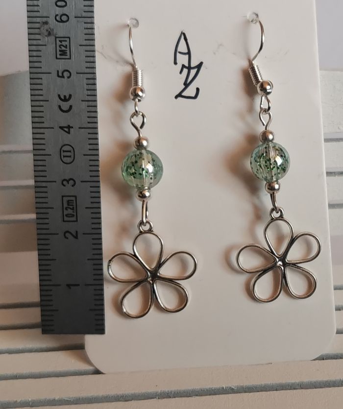 Boucles d'oreilles fantaisie pendantes "Pétales" - photo numéro 3