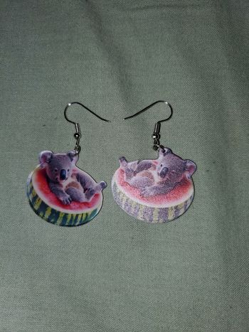 Boucles d'oreilles koala sur tranche de pastèque