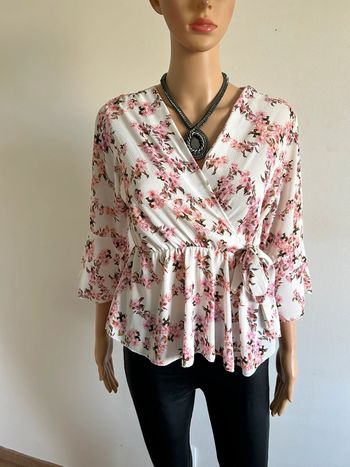 Blouse blanche et fleurie New Collection taille unique jamais portée