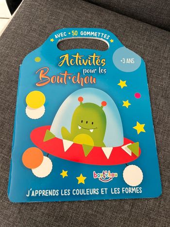 Livre activité gommette formes