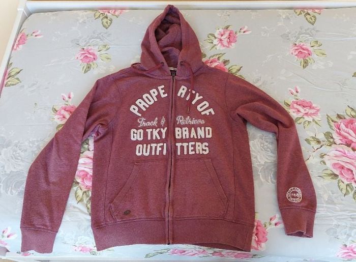 Sweat à capuche rouge