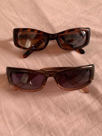 Lot 2 paires de lunettes de soleil