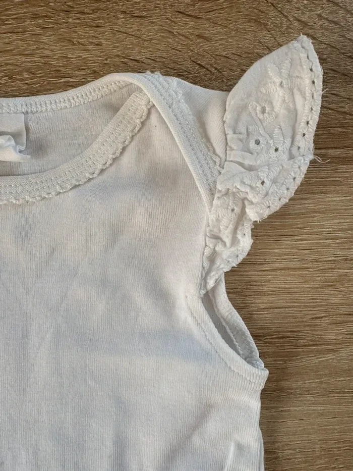 Body MC blanc dentelle H&M 9 mois TBE - photo numéro 3