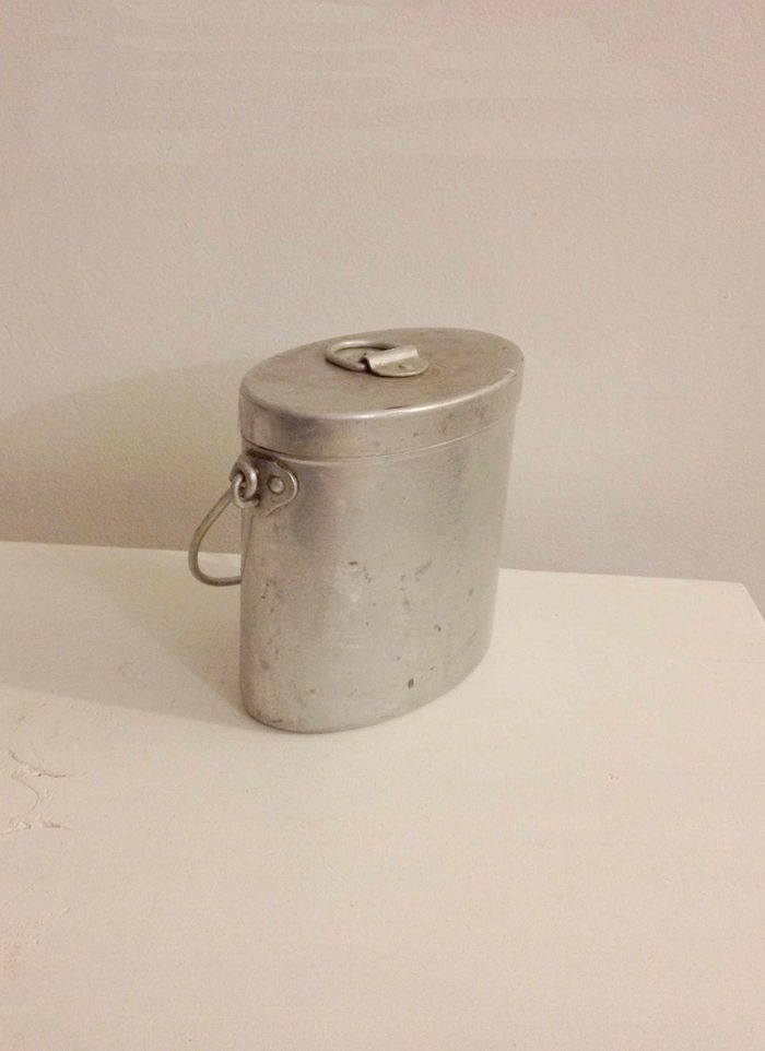 Ancien mini sceau en aluminium gris clair  avec anse et couvercle pour décoration ou autre