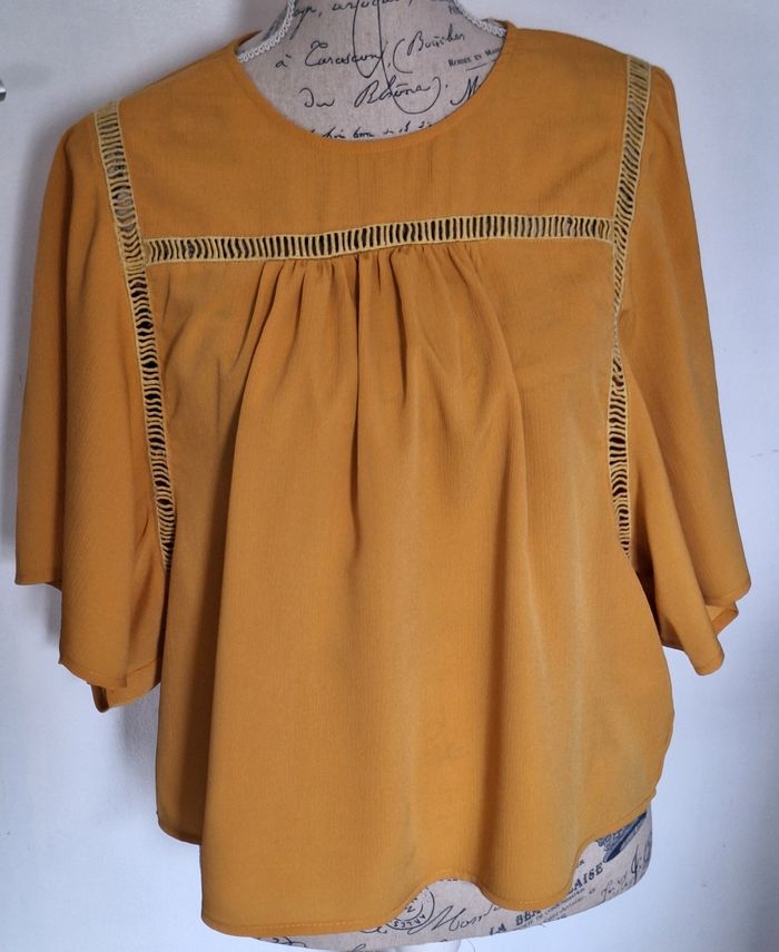 Blouse couleur moutarde avec des manches 3/4 chauve-souris