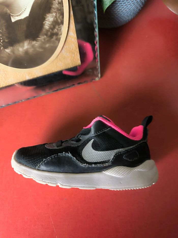 Basket Nike noir et rose - photo numéro 3