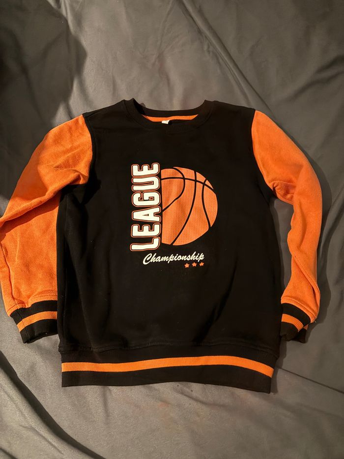 Sweat col rond noir et orange basketball 10 ans