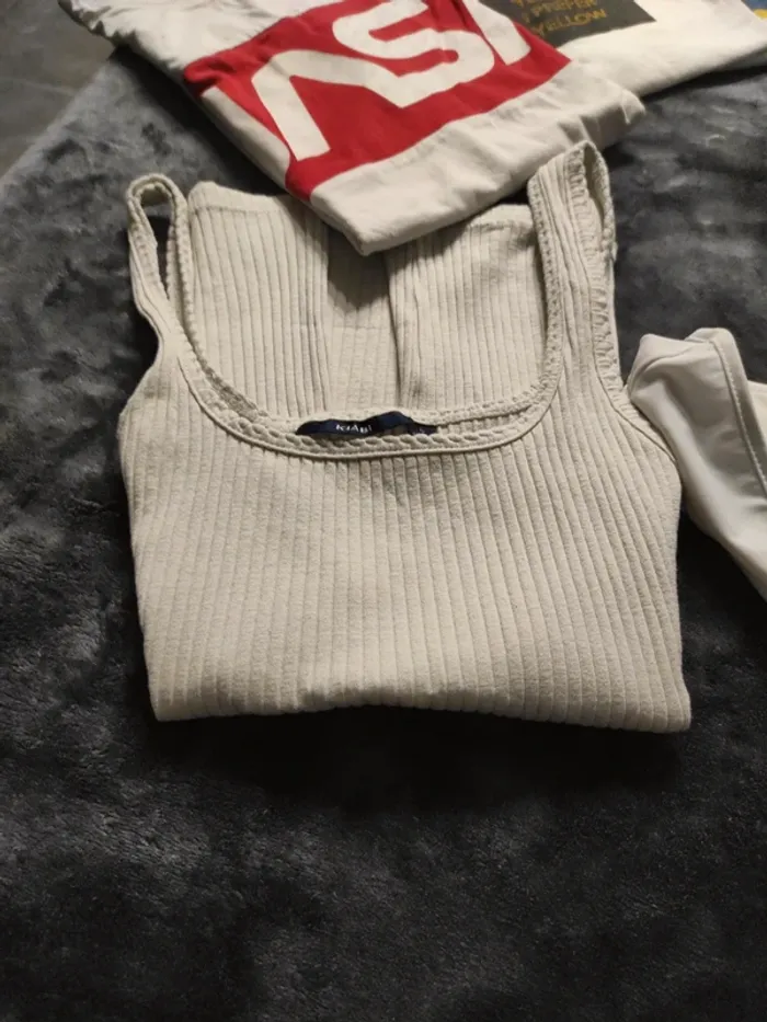 Lot 10 t-shirts et 1 pull fille Taille S divers marques - photo numéro 3