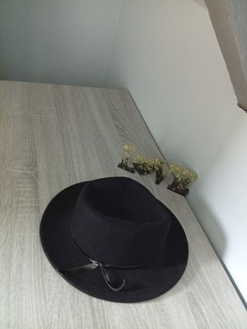 Joli chapeau Christian Siriano NY Élégant élastique anti vent 💯 laine 