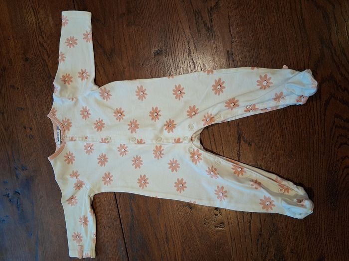 Pyjama tout doux en coton blanc, motifs fleurs rose avec ouverture par devant de marque Noukie’s