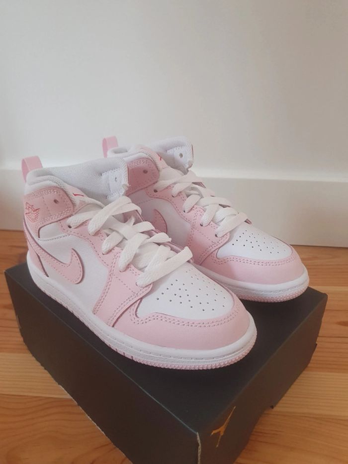 Nike Air Jordan 1 Mid "Pink"(29.5) - photo numéro 2