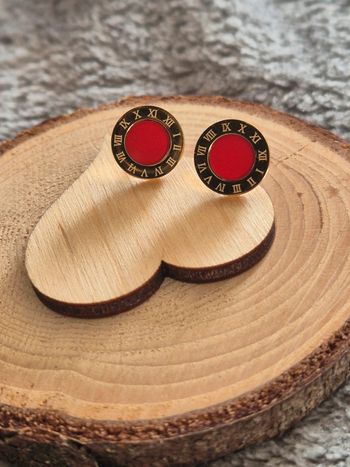 Jolie puce d'oreilles rouge