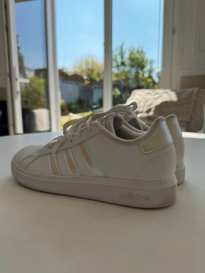 Baskets Adidas blanches taille 36 – Très bon état