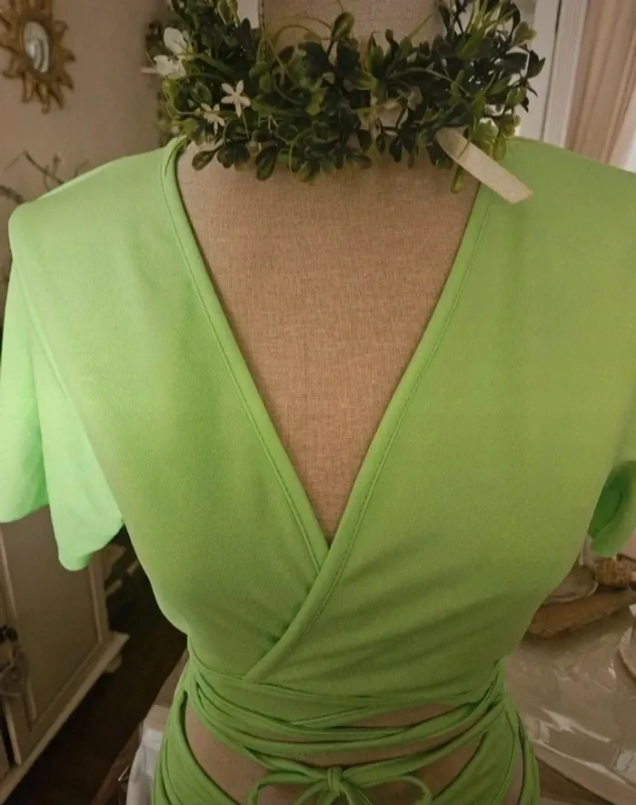 Haut vert cache coeur à cordons PrettylittleThing Taille 46 (plutôt un 40/42) Neuf - photo numéro 2