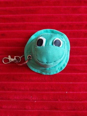 Porte clé grenouille chapeau