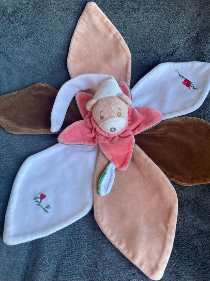 Doudou plat ours pétales blanche marron beige fleur coccinelle Takinou