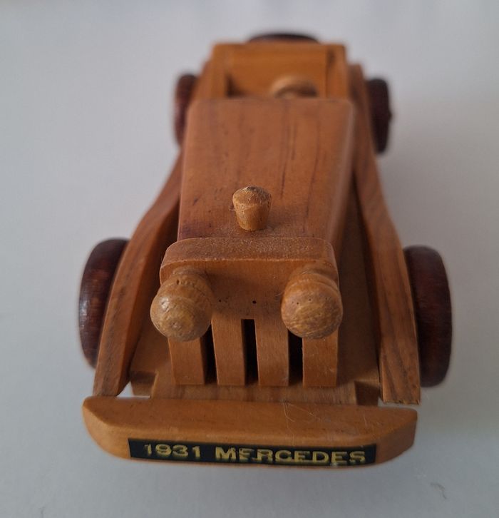 Mercedes en bois, objet ancien - photo numéro 2