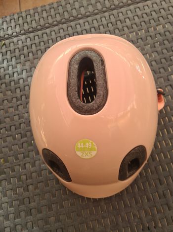 Casque enfant. Trottinette ou vélo. Rose . Btwin. 44/49 cm. 2 XS. Quelques coups dessus.