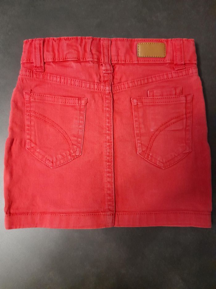 Jupe en jeans rouge
3 ans - photo numéro 2