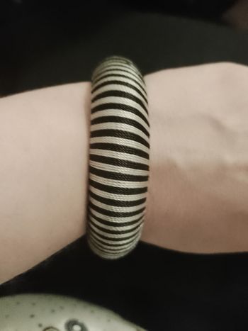 bracelet rayé gris/noir artisanal.