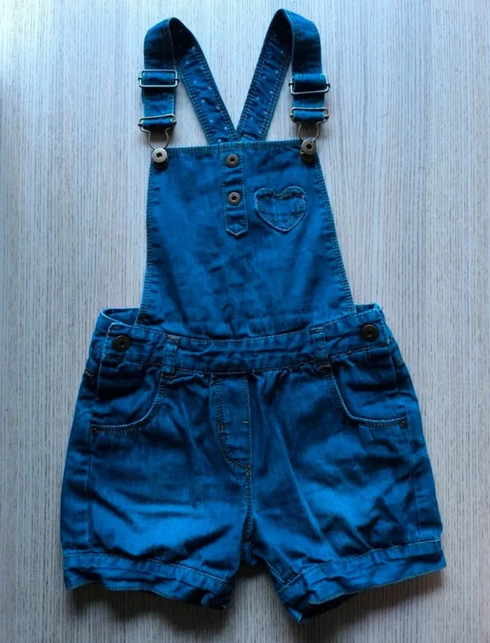 💙 Salopette short en jean Kidkanaï – 5 ans – Détails cœurs