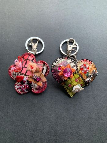 Lot de 2 porte-clefs/ broches