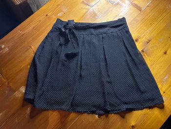 Jupe plissée à pois blanc noir